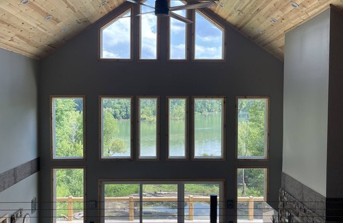 Sevierville Casa | Lakeside Cabin: Gated Comm/Pool Access/Private B-Ball Court/Fire Pit/Easy Access