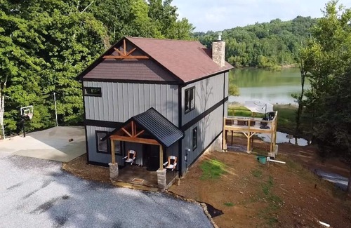 Sevierville Casa | Lakeside Cabin: Gated Comm/Pool Access/Private B-Ball Court/Fire Pit/Easy Access