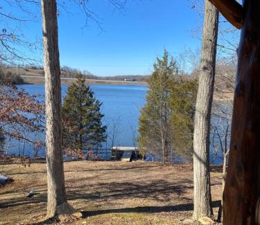 Corinth Chalet De Esquí | Lakeside Cabin Hot tub close to Ark Encounter