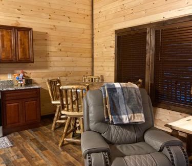 Corinth Chalet De Esquí | Lakeside Cabin Hot tub close to Ark Encounter