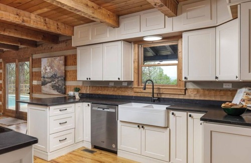 Harrison Cabina | Lakeside Cabin minutes from major wedding venues - POOL and 10 person swim spa