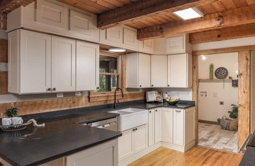 Harrison Cabina | Lakeside Cabin minutes from major wedding venues - POOL and 10 person swim spa