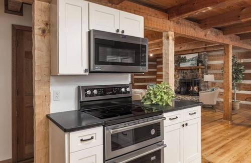Harrison Cabina | Lakeside Cabin minutes from major wedding venues - POOL and 10 person swim spa