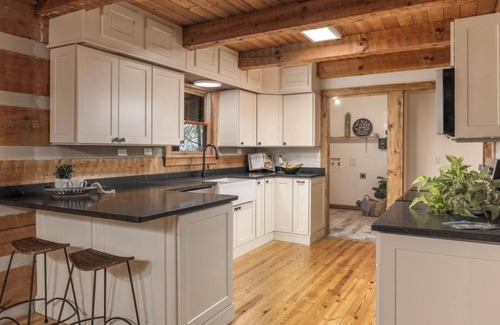 Harrison Cabina | Lakeside Cabin minutes from major wedding venues - POOL and 10 person swim spa