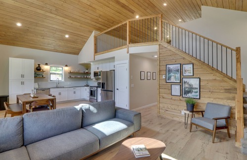 Lakeside Cabina | Lakeside Cabin w/ Hot Tub: 3 Mi to Flathead Lake!