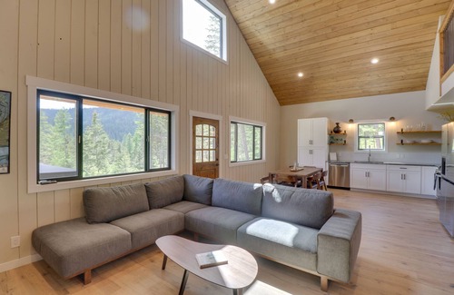 Lakeside Cabina | Lakeside Cabin w/ Hot Tub: 3 Mi to Flathead Lake!