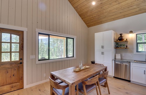 Lakeside Cabina | Lakeside Cabin w/ Hot Tub: 3 Mi to Flathead Lake!