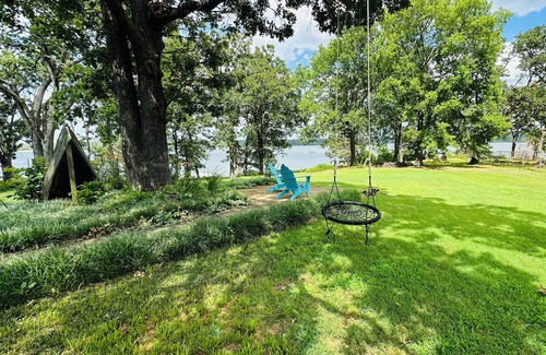 Wagoner Casa | Lakeside cabin with beautiful lake view, hot tub, and .5 mi from beach & marina