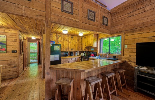 Huddleston Cabina | LakeSide Cabin with private hot tub, dock & screened porch - dog-friendly