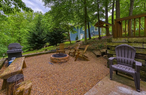 Huddleston Cabina | LakeSide Cabin with private hot tub, dock & screened porch - dog-friendly