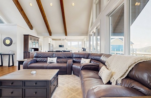 Hidden Springs Cabina | Lakeside chalet with panoramic water views, fully equipped kitchen & Wifi