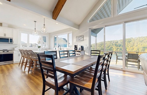 Hidden Springs Cabina | Lakeside chalet with panoramic water views, fully equipped kitchen & Wifi