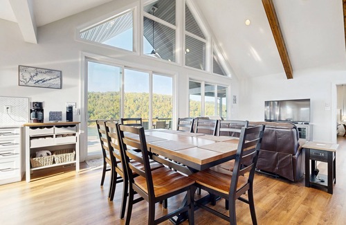 Hidden Springs Cabina | Lakeside chalet with panoramic water views, fully equipped kitchen & Wifi