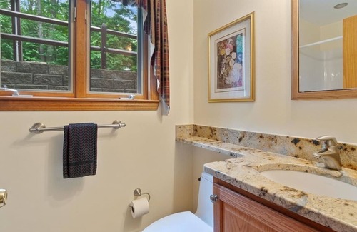 Barnstead Chalet De Esquí | Lakeside Charm, Private Beach, Gun Stock, Locke Lake, all season memories