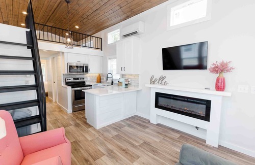 Lincoln Casa | Lakeside Chic: Stylish Family Tiny Home Retreat #1