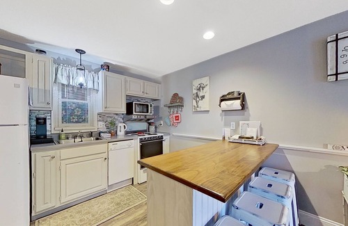 Gilford Condominio | Lakeside condo with beach/water access, pool & sports courts