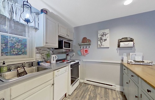 Gilford Condominio | Lakeside condo with beach/water access, pool & sports courts