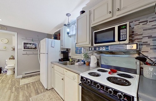 Gilford Condominio | Lakeside condo with beach/water access, pool & sports courts