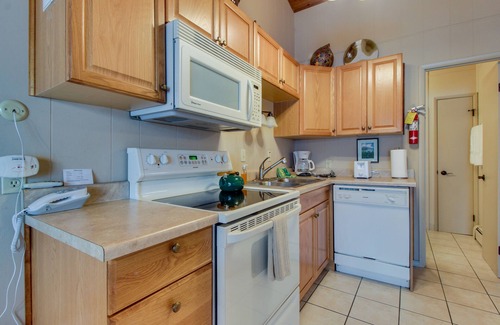 Whitefish Condominio | Lakeside condominio w / piscina compartida / jacuzzi / sauna y acceso a la playa - perros bienvenidos!