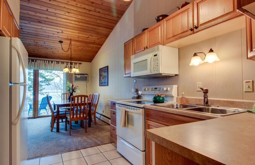 Whitefish Condominio | Lakeside condominio w / piscina compartida / jacuzzi / sauna y acceso a la playa - perros bienvenidos!