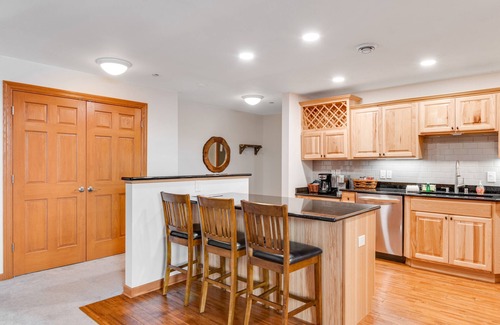 Arkdale Condominio | Lakeside condo with scenic balcony overlooking replica of Augusta 16