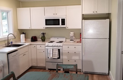 Frankfort Cabaña | Lakeside Cottage #4, Waterfront , AC, Newly Remodeled, 8 Kayaks, 4 SUP, Rowboats