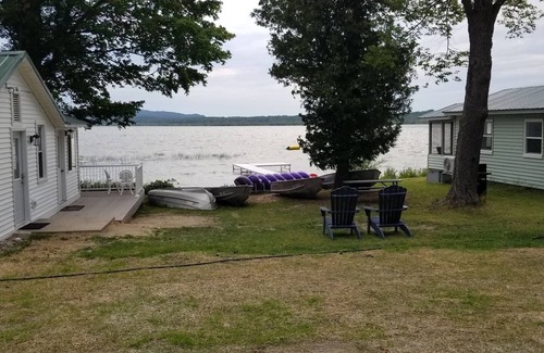 Frankfort Cabaña | Lakeside Cottage #4, Waterfront , AC, Newly Remodeled, 8 Kayaks, 4 SUP, Rowboats
