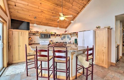 Delton Cabaña | ¡NUEVO! Lakeside Cottage Escape con muelle privado y cubierta