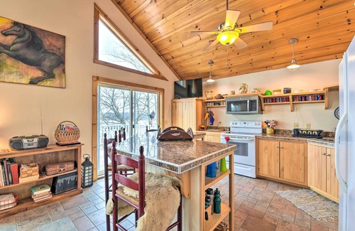 Delton Cabaña | ¡NUEVO! Lakeside Cottage Escape con muelle privado y cubierta