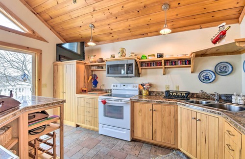 Delton Cabaña | ¡NUEVO! Lakeside Cottage Escape con muelle privado y cubierta