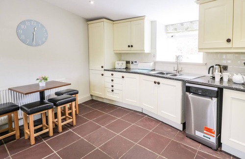 Cwm-y-glo Cabaña | Lakeside Cottage