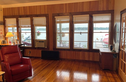 Sennett Casa | Lakeside Cottage in Historic Seneca Falls
