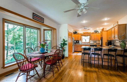 Sapphire Casa | Lakeside Cottage, en Whisper Lake con un hermoso lago y vistas a la montaña.