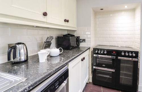 Cwm-y-glo Cabaña | LAKESIDE COTTAGE, pet friendly, character holiday cottage in Llanrug