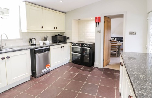Cwm-y-glo Cabaña | LAKESIDE COTTAGE, pet friendly, character holiday cottage in Llanrug