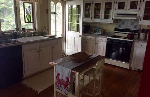 Enfield Casa | Lakeside Cottage Retreat