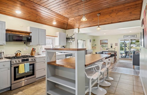 Alto Casa | Lakeside Cottage Retreat near Grand Rapids