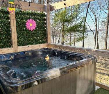 Scottsville Casa | Lakeside cottage w/3 bed, 2 bath & spectacular view!