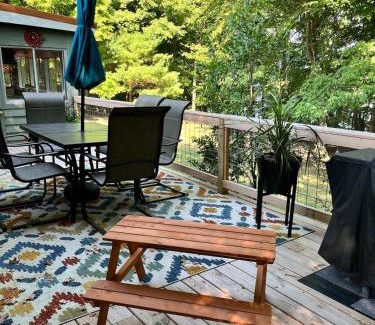 Scottsville Casa | Lakeside cottage w/3 bed, 2 bath & spectacular view!