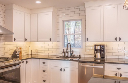Lake Ariel Casa | Lakeside, Dock, Hot Tub, Arcade, Piano, Kayaks, Playset, Fireplace, Fire Pit, 2 King Beds - 75" TV