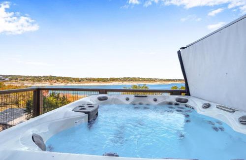 Canyon Lake Casa | Lakeside Dreamhouse