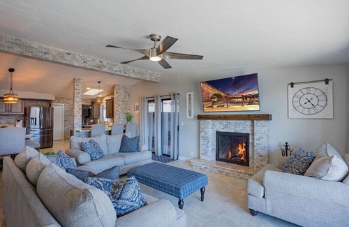 Lake Havasu City Casa | Lakeside Entertainment Oasis W/ Heated Pool & Spa