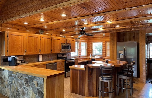 Eddyville Casa | Lakefront Entertainment Lodge