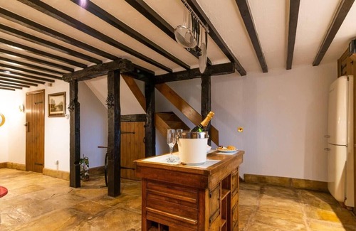 Endon Cabaña | Lakeside Escape, stone countryside cottage