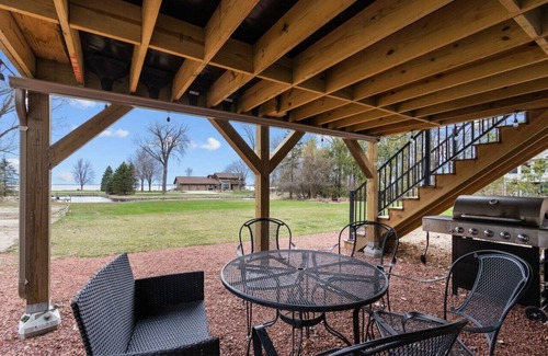 Winneconne Cabaña | Lakeside Escape @ Ro's Lakehouse (w/ Hot Tub)!