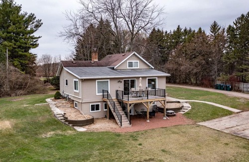 Winneconne Cabaña | Lakeside Escape @ Ro's Lakehouse (w/ Hot Tub)!
