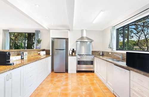 Long Jetty Casa | Lakeside Escape steps To The Lake and Beach