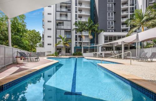 Merrimac Apartamento | Lakeside Family Oasis with Pool, Gym and Balcony