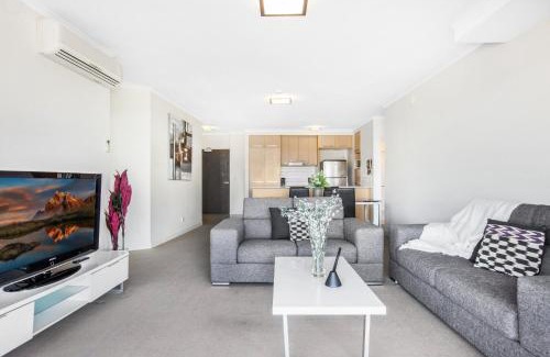 Merrimac Apartamento | Lakeside Family Oasis with Pool, Gym and Balcony