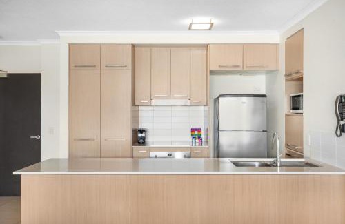 Merrimac Apartamento | Lakeside Family Oasis with Pool, Gym and Balcony